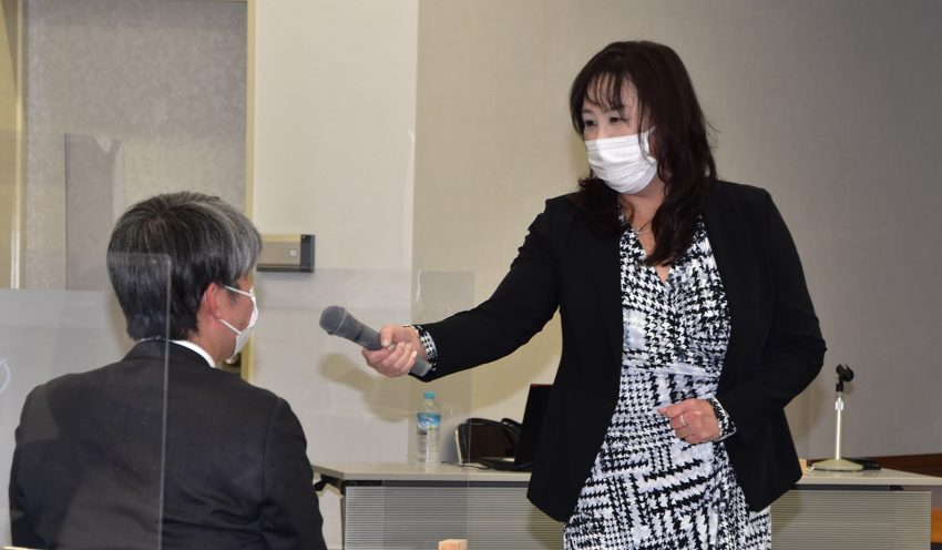 プレゼン力を高める方法を伝える上村社長（11月29日、本店7階大ホール）